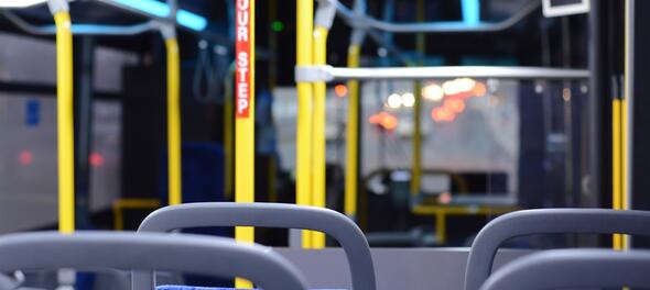 Iemand komt ten val terwijl de bus stilstaat: is de vervoersmaatschappij betrokken partij?