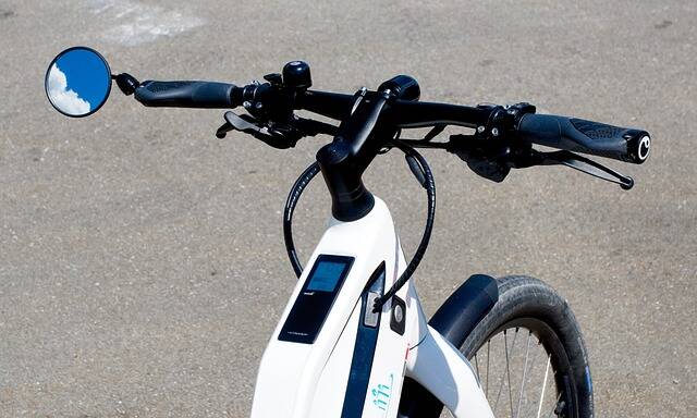 Un cycliste sur vélo électrique reste un usager vulnérable de la voie publique